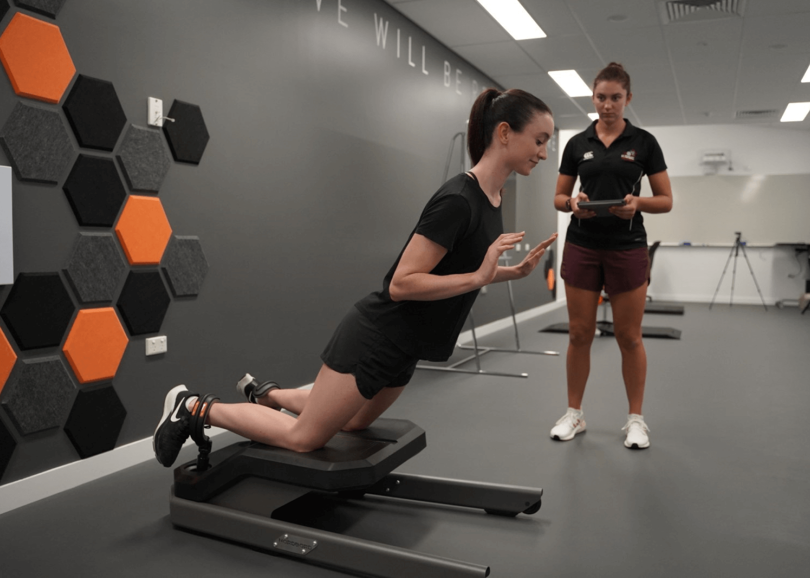 female athlete doing nordic curls